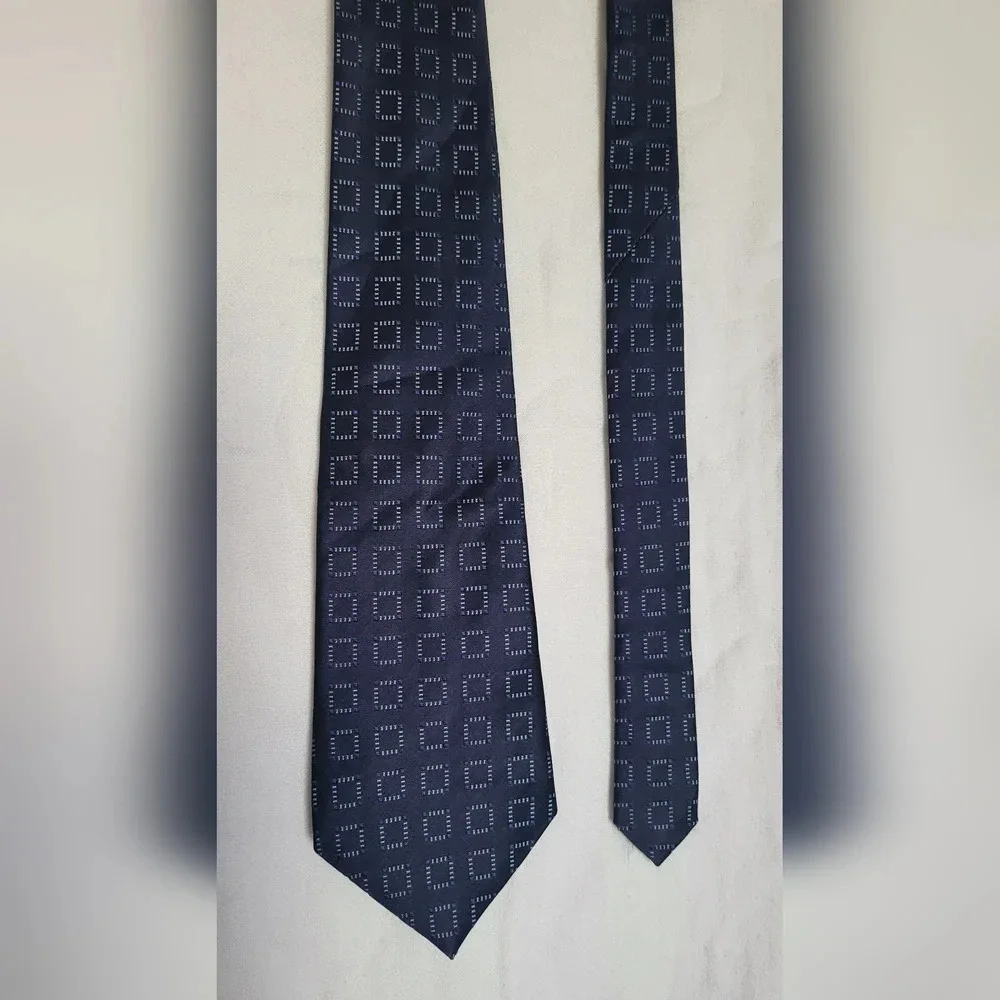 Geoffrey Beene Preppy Navy Blue 100% Silk Geometric Stain Resistant‎ Career Tie